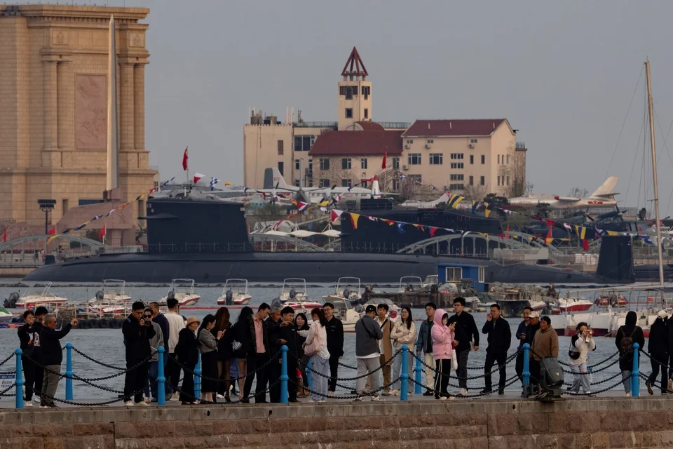 Επισκέπτες της γραφικής περιοχής Zhanqiao περνούν από αποστρατευμένα υποβρύχια στο Ναυτικό Μουσείο στο Qingdao στην επαρχία Shandong της ανατολικής Κίνας / Φωτογραφία: AP /Ng Han Guan